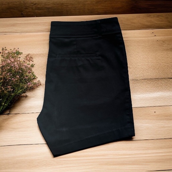 Isaac Mizrahi Black Flat Front Shorts Sz 14 | 5” Inseam Classic Cotton Blend - Picture 2 of 3